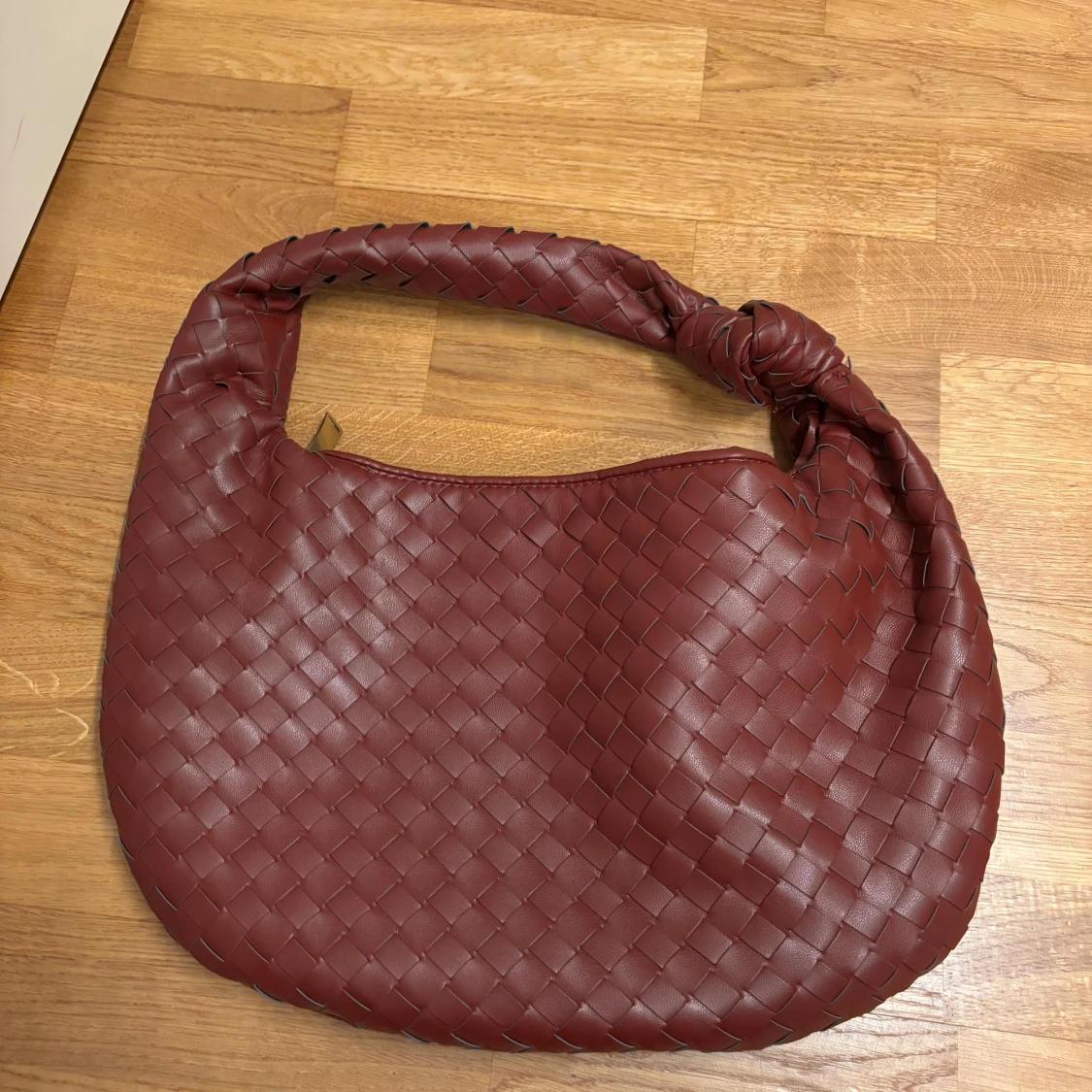 Design by si vinröd väska med knut - 2