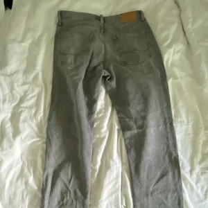 Jack and Jones jeans grå - Ett par gråa jeans från Jack and Jones köpta för 599kr. De är relaxed vilket menas att de är lösa i bredden. Längd 32. Har inte använt särkilt mycket. Kontakta vid frågor.