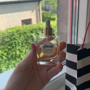 gisou - honey infused hair oil - den populära gisou hår oljan ger sitt hår nytt liv och ett fantastiskt shine! lite mer en halva kvar. Förpackningen har tyvärr en lite spricka på toppen men det läcker dock inte ut något! säljer då den inte kommer till användning så mycket längre.
