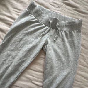  mjukisbyxor  - Säljer ett par ljusgrå mjukisbyxor köpta från Nelly. 