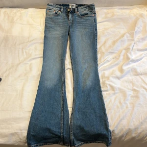 Blå bootcut jeans från 157 - Säljer dessa blå lowaist jeans från lager 157, de är bara provade och är i fantastiskt skick och säljer för att de är för korta. Kontakta innan köp!🩵