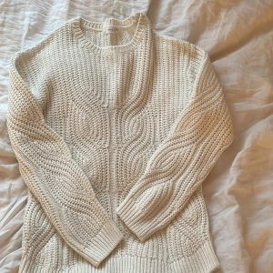 Vit stickad tröja från Mango - Säljer en krämvit stickad tröja från Mango i storlek 164 cm. Tröjan har ett snyggt strukturmönster och ribbade muddar vid ärmslut, hals och nederkant. Perfekt för kyligare dagar och enkel att matcha med det mesta.