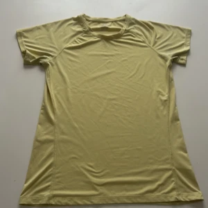 Gul träningst-shirt från Pro Touch - Säljer en gul kortärmad t-shirt från Pro Touch i funktionsmaterial. Perfekt för träning med bekväm passform och snabbtorkande tyg. Enkel design utan mönster eller extra detaljer. I bra skick. Säljer eftersom den inte kommer till användning🤍