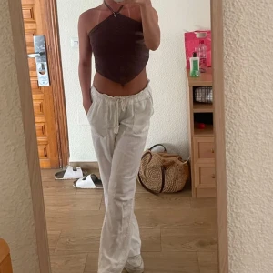 Roxy linnebyxor - Säljer mina linne byxor från Roxy, de är knappt använda skriv för fler bilder, det är storlek M men  passar mig  som bär xs-S 