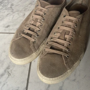Diemme mocka skor.  - Säljer ett par beige sneakers från Diemme i mocka med klassisk snörning och rund tå. Skorna har en platt, vit sula och diskret design som passar till många stilar. Perfekta för dig som gillar stilrena och bekväma skor. Nypris ligger på ca 3000 kr,  har även köpt till nya snören. Säljer på grund av att jag skorna är för små för mig och därav lågt pris! Strl 43 priset är inte hugget i sten!