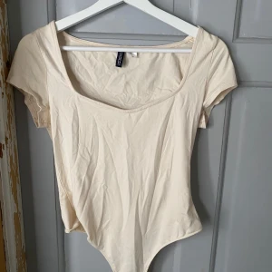 Djupringad body - Body från H&M i jätteskönt material! Helt nytt, men saknar lapp. 