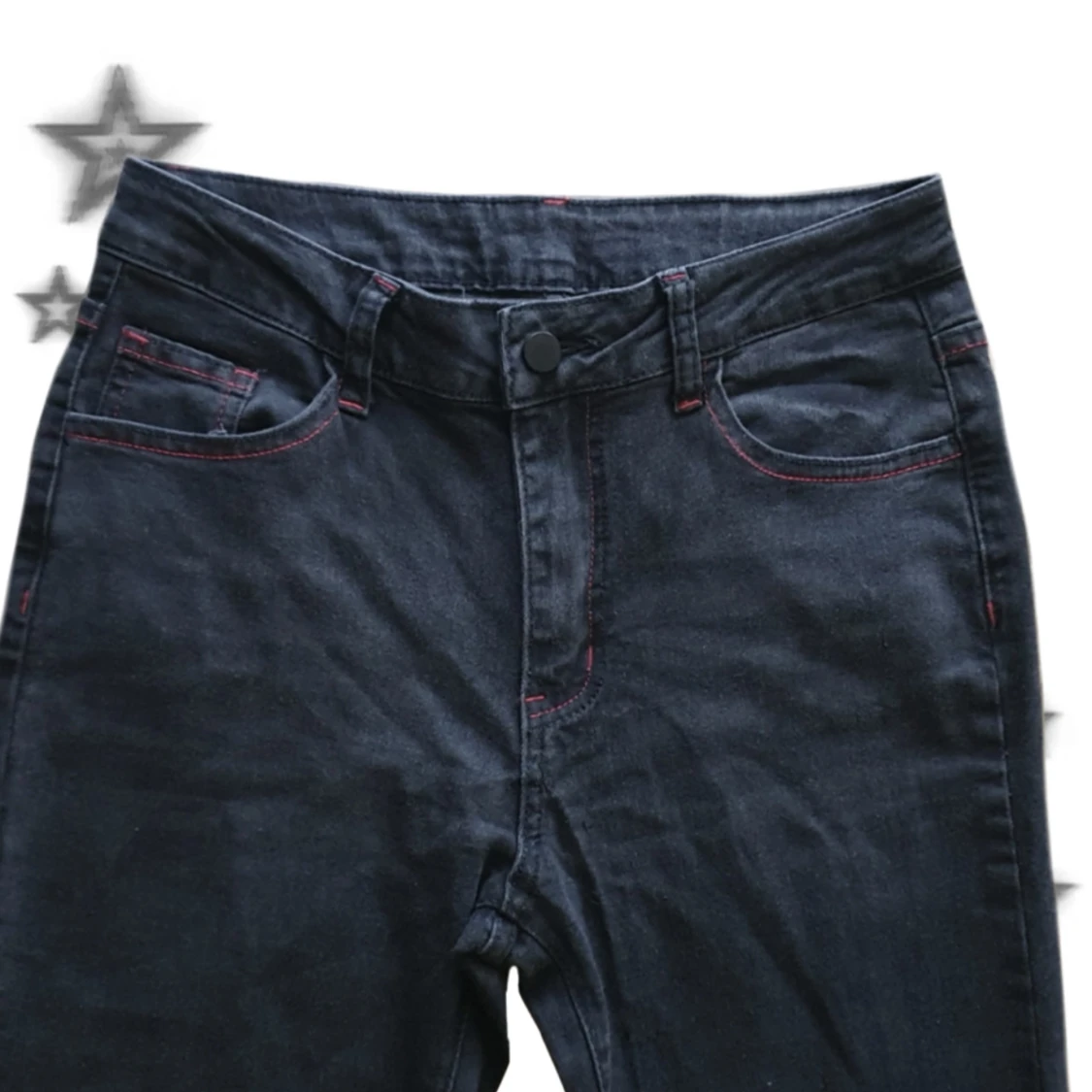Svarta bootcut jeans med röda korsdetaljer - 3
