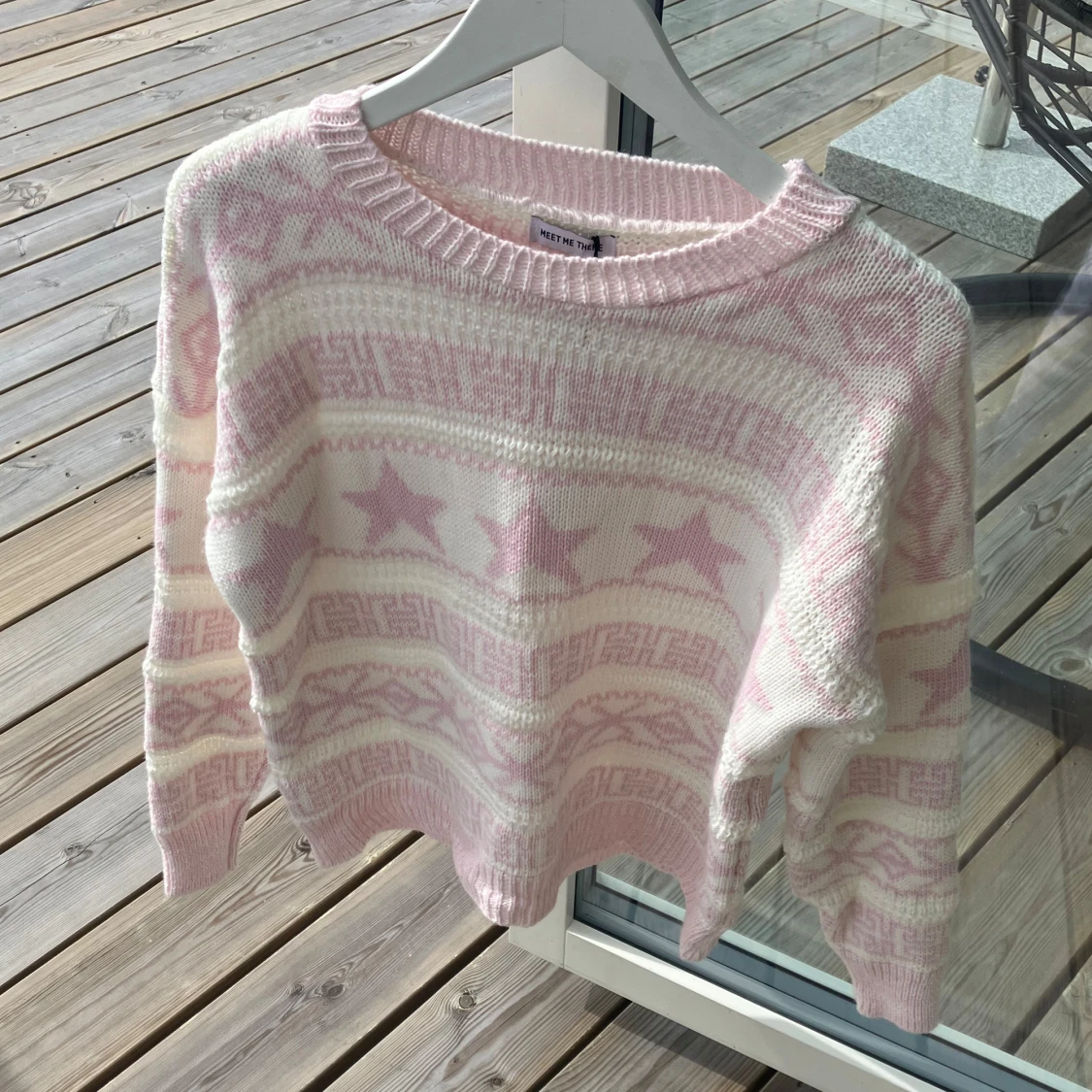 ljusrosa och vit stickad tröja från Meet Me There