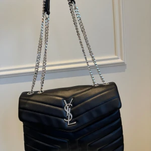 Ysl liknande väska  - Jätte fin svart väska som ser ut som Yves saint Laurent väskan (ej riktigt), säljer för 600 kr men pris kan diskuteras! 