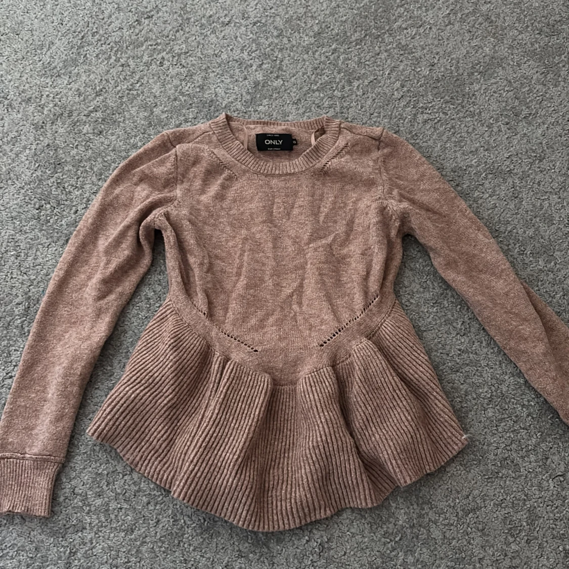 Beige stickad tröja med volang från ONLY