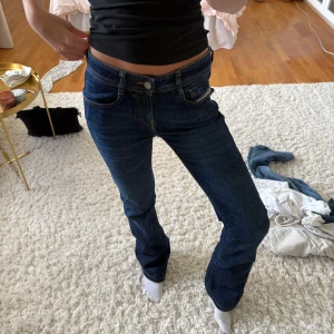 Mörkblå jeansbyxor från Diesel - Säljer ett par mörkblå jeans från Diesel , bootcut och låg midja. Aldrig använda. Uppsydda lite, men är lite långa på mig som är 160cm. 
