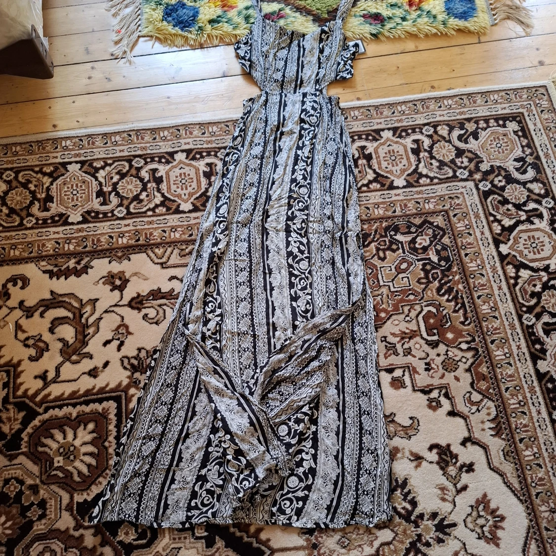 Svartvit långklänning med blommigt mönster