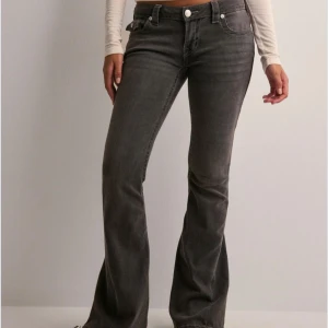 Joey low rise flare jeans true religion - Jättefina svarta bootcut jeans från true religion i jättebra skick! 