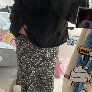 Knälång blommig satinkjol  - En tunn kjol perfekt för sommaren. Använd en del men ser relativt ny ut. 