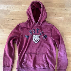 Abercrombie & Fitch hoodie - En svin snygg vinröd/röd hoodie från Abercrombie & Fitch perfekt till sommarn! • Storlek M • Bra skick! • Skriv vid minsta fråga eller fundering!🙌🤗