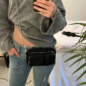 zara väska kedja - En väska från zara med kedja som man kan ta bort. Finns också en rem man kan sätta dit om man vill ha en liten axelrems väska. Har använt fåtal gånger och sparsamt, inga tecken på användning.