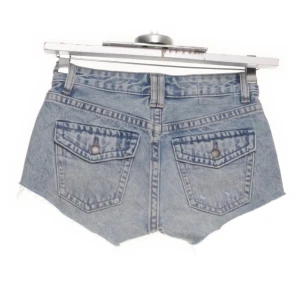 Ljusblå jeansshorts  - Säljer ett par ljusblå jeansshorts. Low waist och har snygga fickor bak🫶🏼