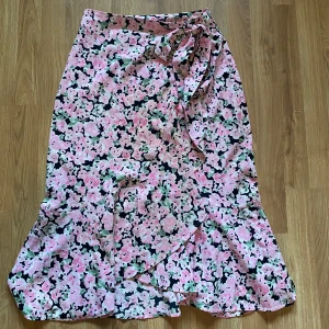 Blommig långkjol Gina Tricot  - Supergullig blommig långkjol från Gina Tricot. Perfekt nu till sommaren. Det är en omlott kjol som man knyter i midjan. Har en fläck som inte syns jätte mycket men går att se på bild 5. Inga andra defekter! Hör av er vid frågor eller funderingar 💕