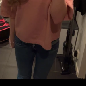 Blå jeansbyxor från LTB Valerie - Säljer ett par klassiska blå jeansbyxor från LTB med normal passform och raka ben. Jeansen har fem fickor, dragkedja och knapp framtill samt diskreta slitningar för en avslappnad look.