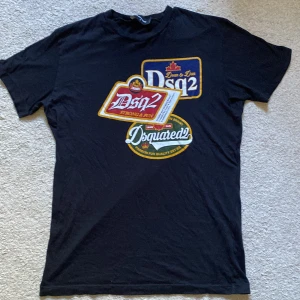 t-shirt från Dsquared2 - Säljer denna thirten från dsq2 i storlek M. Inga defekter och i nyskick. Priset är inte hugget i sten.