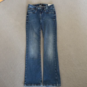 Blå bootcut jeans från LTB - Säljer ett par klassiska blå bootcut jeans från LTB, modell VALÉRIE. 🙌🏼🙌🏼🤩säljer då de inte passar mig längre. Kom gärna med pris förslag 💕