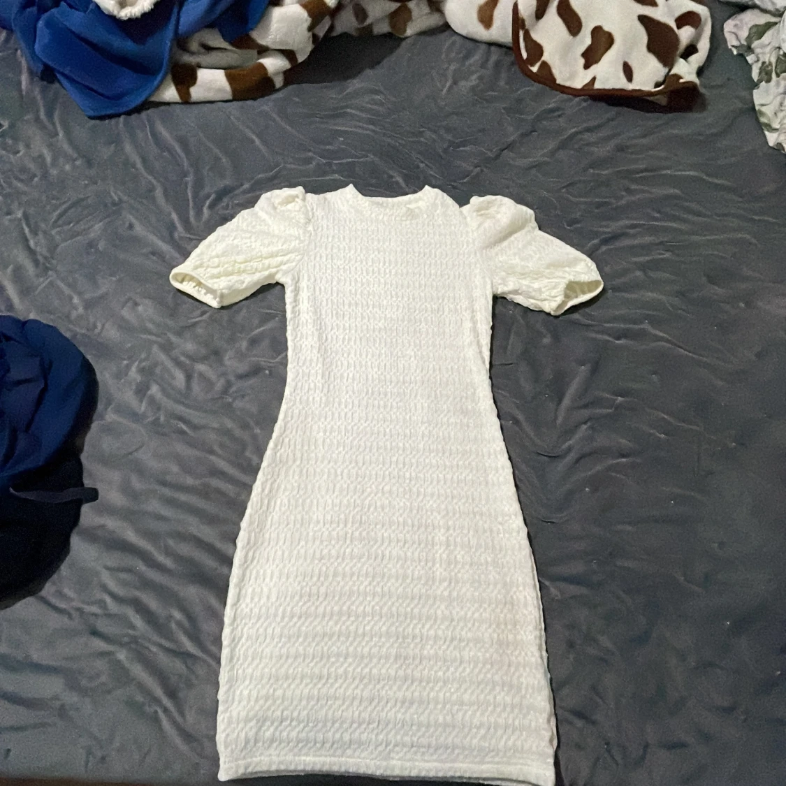 Vit ribbad kortklänning med puffärm