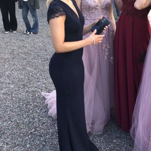 Marinblå balklänning  - Nu säljer jag min jätte fina balklänning💞kom privat för fler bilder eller frågor! 