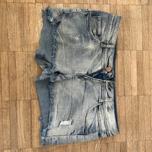 Lågmidjade shorts  - Shorts i storlek 38 men passar som har 34/36😍😍😍