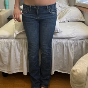Jeans Zara - mörkblå utsvängda low waist jeans från zara