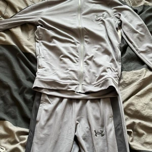 Underarmour dress - Säljer min nya under armour dress i strl S, den är helt ny och jag har använt den ett fåtal gånger, inte riktigt min stil, fick den i april så den är helt ny i skick. Säljer hela dressen för 500