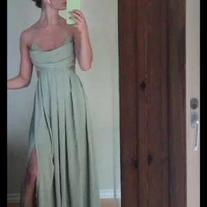 Ljusgrön långklänning - Säljer en jättefin balklänning! Endast använd en gång av tidigare ägare. Säljer då den tyvärr var för kort för mig. Passar någon som är ca 170 cm. Andra bilden gör färgen rättvisa. Klänningen passar fler storlekar då det är resår som man knyter själv. Nypris är 799kr                     **bilderna är lånade