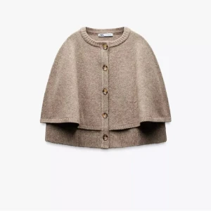 Beige stickad cape-kofta från Zara - Säljer denna fina kofta för jag inte fick användning av den. Helt ny så och lapp kvar💗💗