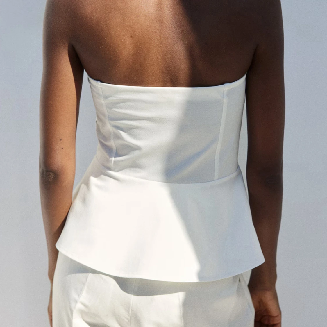 Vit axelbandslös peplum-topp - 1