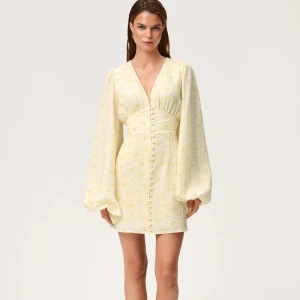 Adooreklänning gul - Säljer min klänning ifrån adoore. Den är aldrig använd och har prislappen kvar. Skriv för fler bilder😊