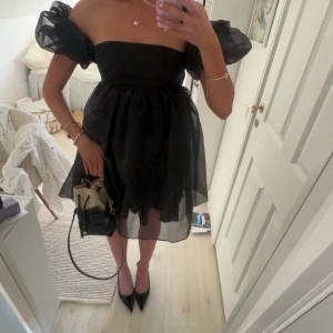 Svart puffärmad kortklänning - Säljer min så perfekta klänning från Lojsans kollektion med NAKD!!🩷🩷🩷 verkligen så fin