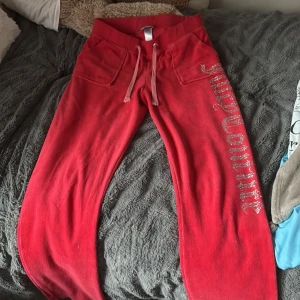 Vintage juicy couture byxor i färgen röd - Säljer ett par Juicy couture byxor som jag fick av min mamma som hon använde på tidiga 2000 talet. De kommer inte till användning.