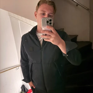 Hugo boss väst - Hugo boss väst som passar S den är använd en del och blivit lite skrovlig på framsidan men inget som förstör helhetsintrycket 