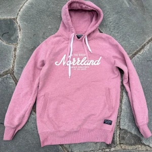 Rosa hoodie från SQR TN Company - Säljer en rosa norrlands tröja med vit text, används aldrig och bara använt ett få antal gånger tidigare när de var inne, pris kan diskuteras och har ni några frågor så är de bara att skriva. Nypris- 900kr