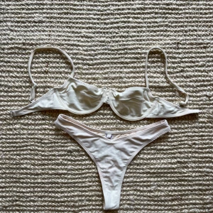Bikini från NA-KD - Beige/krämvit bikini från NA-KD. Använd typ 2 gånger. Såklart tvättad. Storlek S på trosorna och 70B på toppen. 