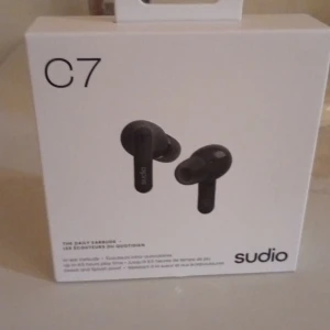 C7 Sudio earbuds  - Denna modell har precis utgåttt nypris på Åhlens var 549kr, säljer dessa nya lurar i obruten förpackning för 199kr