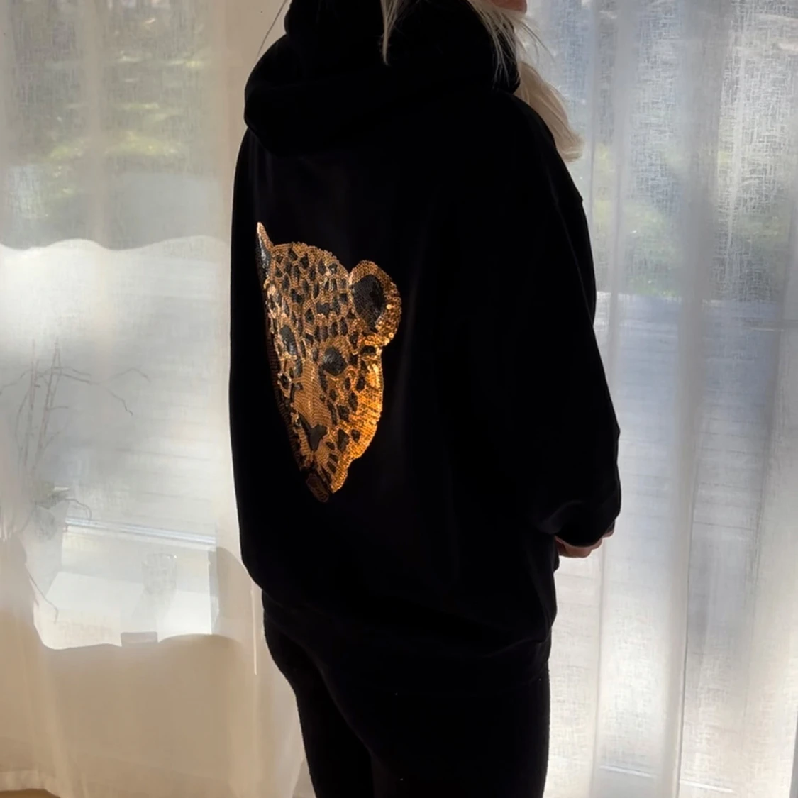 Svart hoodie med leopardmönster i guld - 1