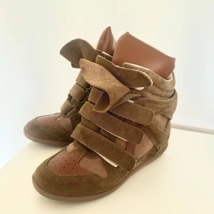 Isabel matant - Säljer nu mina älskade Isabel marant som tyvärr inte passar mig längre, ganska gamla men ändå jätte fint skick❤️ skriv för minsta lika frågan å priset är på grund av att jag fick dom för ungefär ett år sen❤️❤️