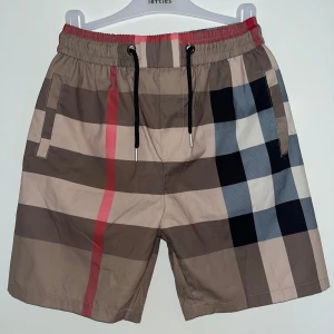 Burrbery shorts  - Oanvända Burberry shorts i storlek L men passar M också pris kan diskuteras 💯