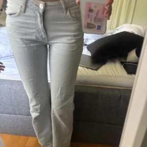 Ljusblåa jeans - Älskar dessa jeansen. Tycker dem sitter jättebra. Har använt en del men inga fel på dem
