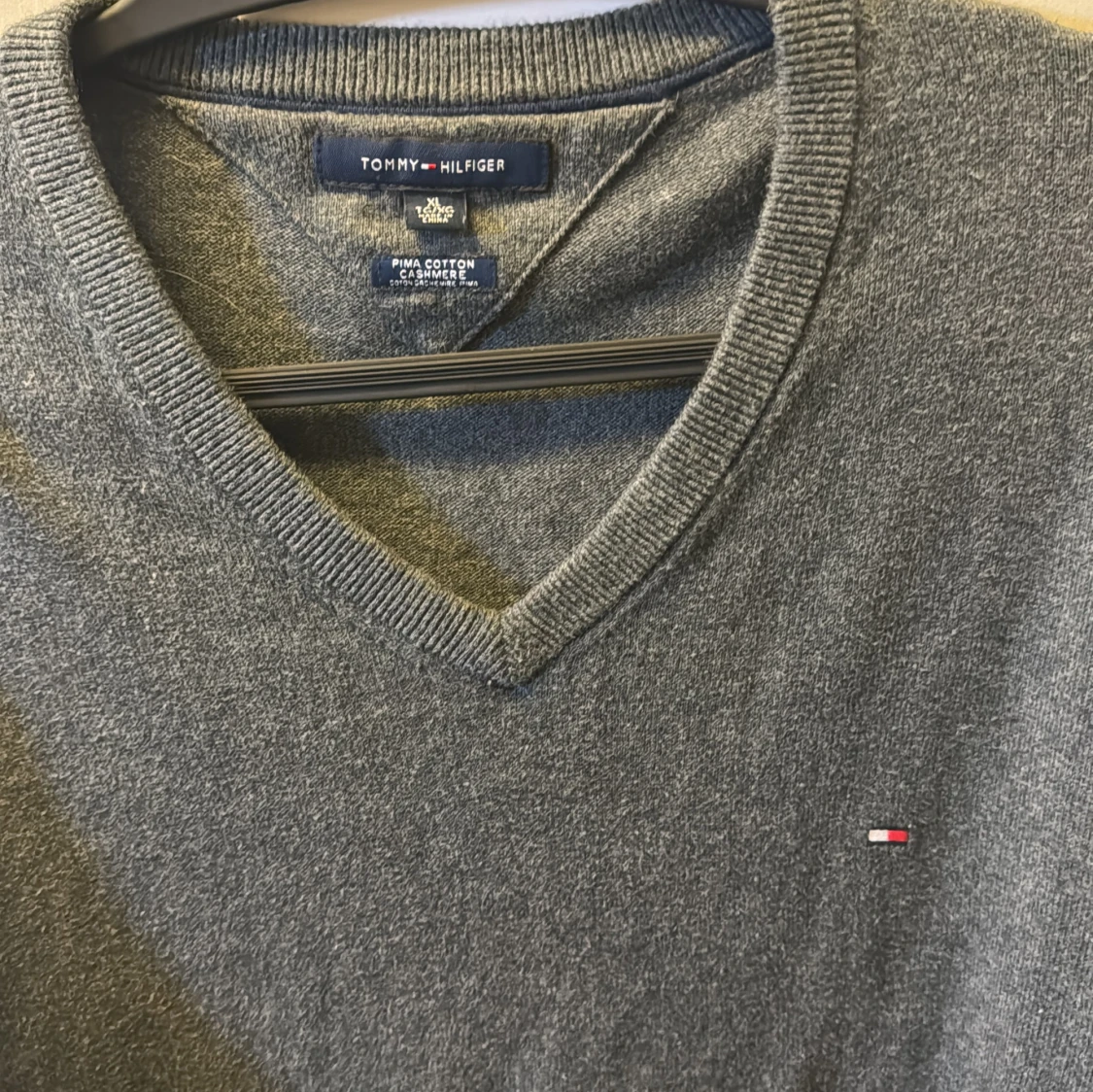 Grå v-ringad tröja från Tommy Hilfiger - 1