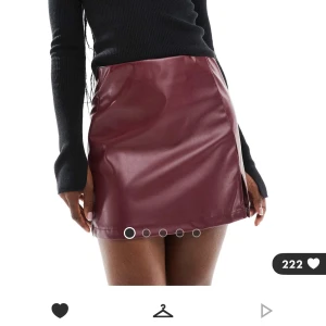 Vinröd/bryn skinnkjol  - Vinröd/brun kort kjol i skinnimitation, tight passform och slät yta, perfekt för en trendig look. Helt ny med prislapp kvar, köpt för 349kr.