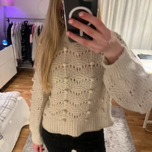 stickad tröja  - Sååå fin stickad tröja med gulliga detaljer. Den är från mango💞💞💞