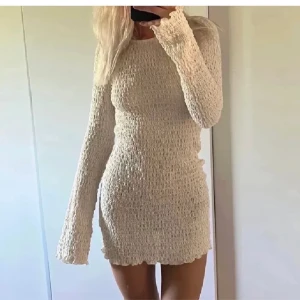 Vit långärmad kortklänning med öppen rygg - Supersöt vit klänning med lång ärm och rund hals. Klänningen har en snygg öppen rygg med knytband och en tight passform som framhäver figuren. (Första bilden är lånad men skriv för fler)🩷enbart använd 1 gång 