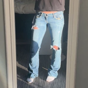 Low Waits hollister jeans - Low Waits Hollister jeans med hål i fint skick. Hålet på låret har blivit till ett hål, på bilderna är de två. 🥰 innerbenslängd 84 midjemåttet rakt över 38 ungefär 🥰