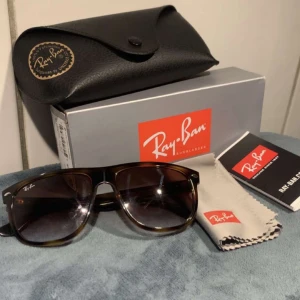 Ray Ban boyfriend - Stilrena Ray-Ban  solglasögon med brunmelerade bågar och mörka linser. Glasögonen är i nyskick och allt og tillkommer. Hör av er vid frågor eller funderingar 